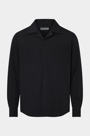 Vue sur fond blanc d'une sur chemise noir