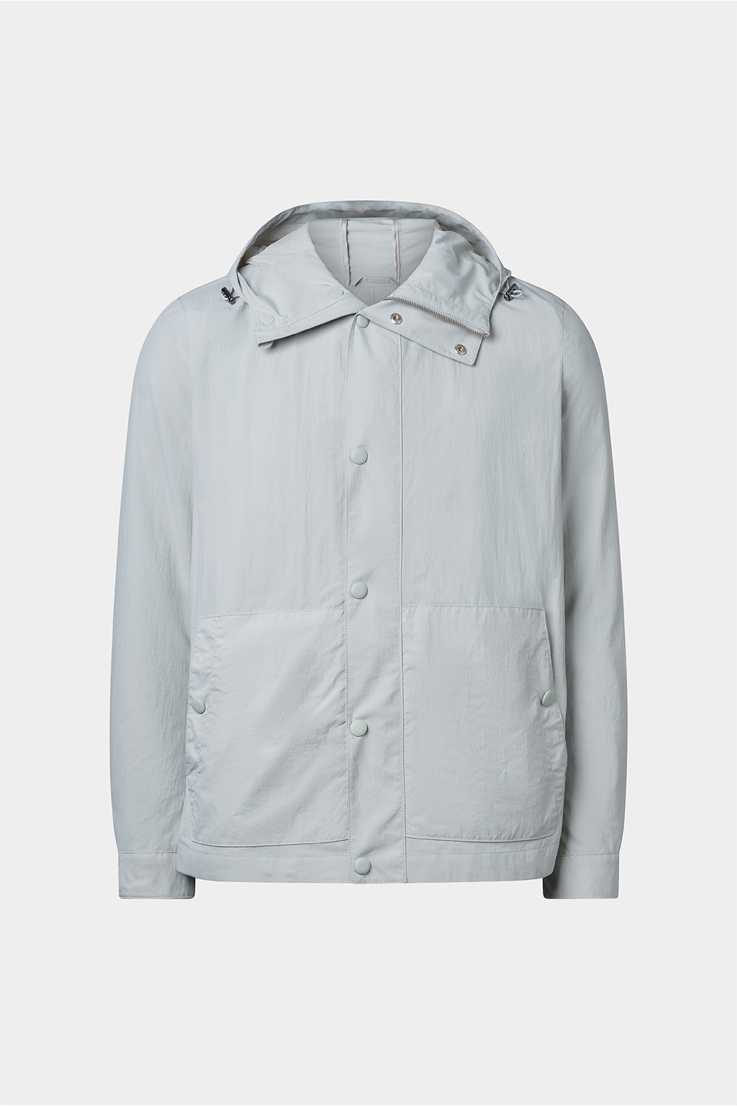 Vue sur fond blanc d'un blouson gris clair en 100% polyamide, fermeture à zip et boutonnée et poches latérales.