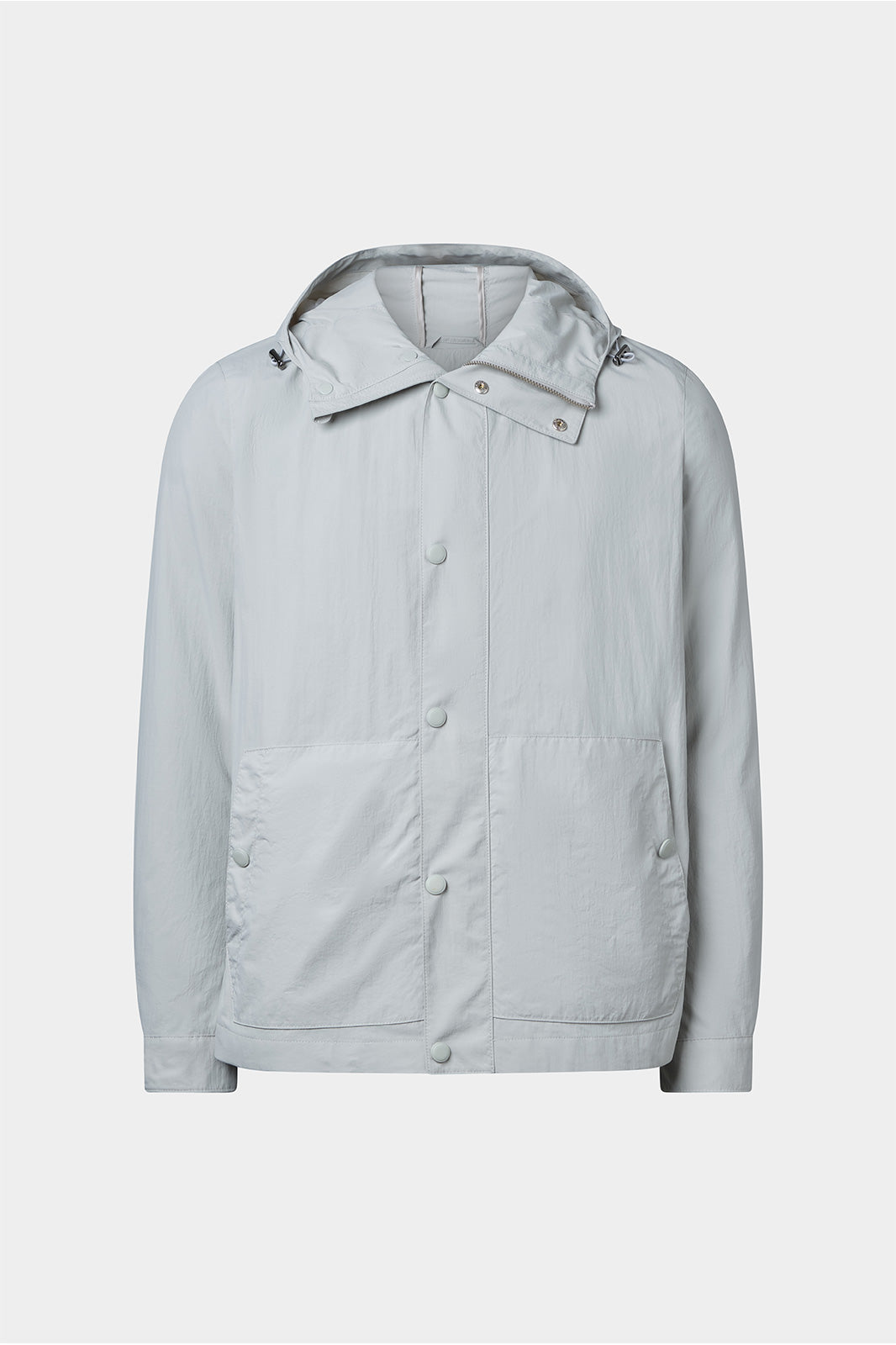 Vue sur fond blanc d'un blouson gris clair en 100% polyamide, fermeture à zip et boutonnée et poches latérales.