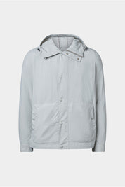 Vue sur fond blanc d'un blouson gris clair en 100% polyamide, fermeture à zip et boutonnée et poches latérales.
