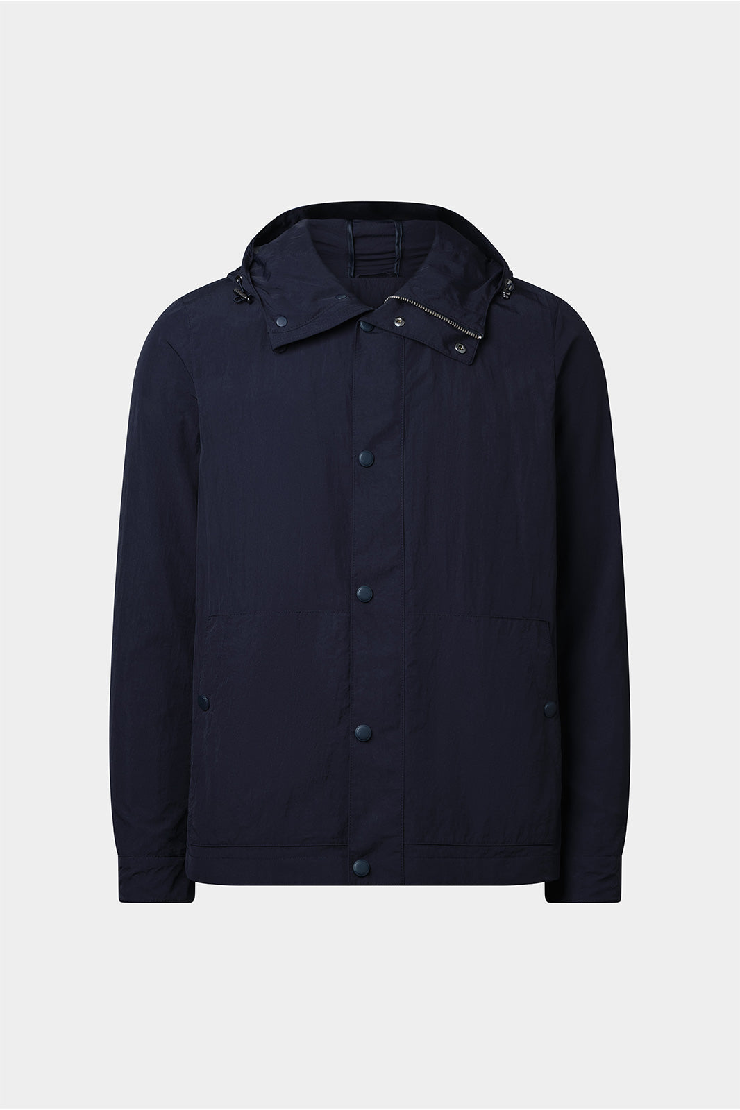 Vue sur fond blanc d'un blouson marine en 100% polyamide, fermeture à zip et boutonnée et poches latérales.