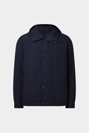 Vue sur fond blanc d'un blouson marine en 100% polyamide, fermeture à zip et boutonnée et poches latérales.