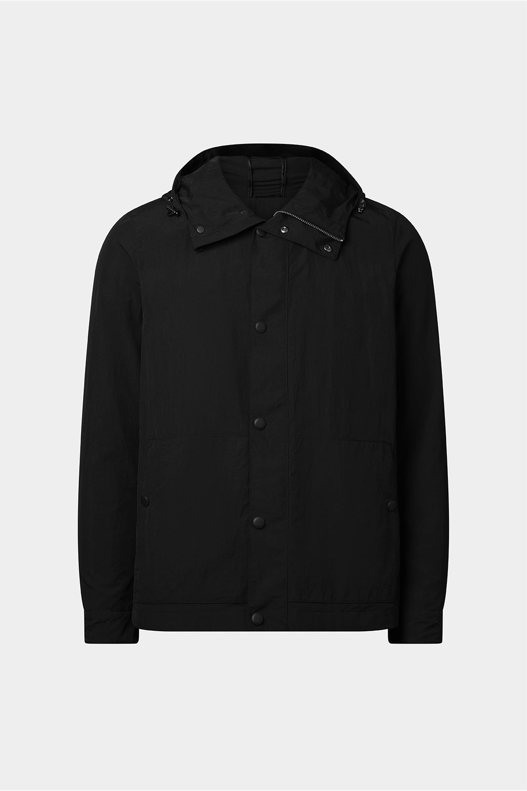 Vue sur fond blanc d'un blouson noir en 100% polyamide, fermeture à zip et bouton, large col et capuche !
