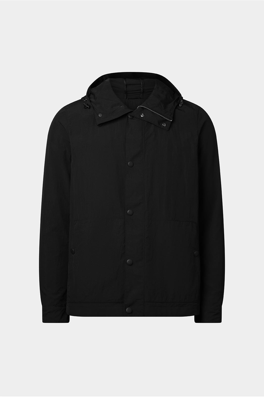 Vue sur fond blanc d'un blouson noir en 100% polyamide, fermeture à zip et bouton, large col et capuche !
