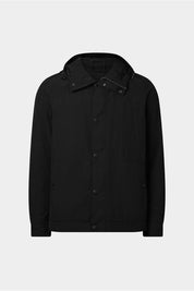 Vue sur fond blanc d'un blouson noir en 100% polyamide, fermeture à zip et bouton, large col et capuche !