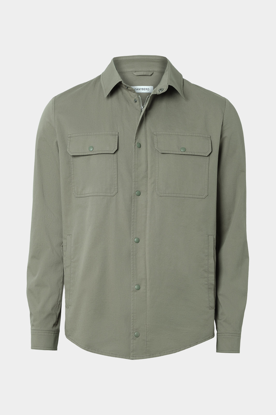 Vue sur fond blanc d'une surchemise en 100% coton kaki avec fermeture zippée et pression boutonnée et poches à rabat boutonnés.