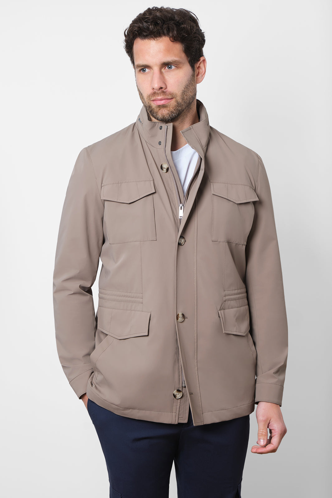 Cette veste est conçue pour vous protéger des éléments tout en vous gardant au sec grâce à son tissu technique et souple. Avec son col montant zippé, ses 2 poches et sa capuche dans le col, il est à la fois fonctionnel et élégant. Passer la saison avec cette veste sera dès plus agréable. Idéal pour affronter les petites pluies en restant stylé.