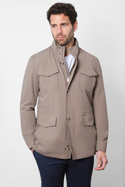Cette veste est conçue pour vous protéger des éléments tout en vous gardant au sec grâce à son tissu technique et souple. Avec son col montant zippé, ses 2 poches et sa capuche dans le col, il est à la fois fonctionnel et élégant. Passer la saison avec cette veste sera dès plus agréable. Idéal pour affronter les petites pluies en restant stylé.