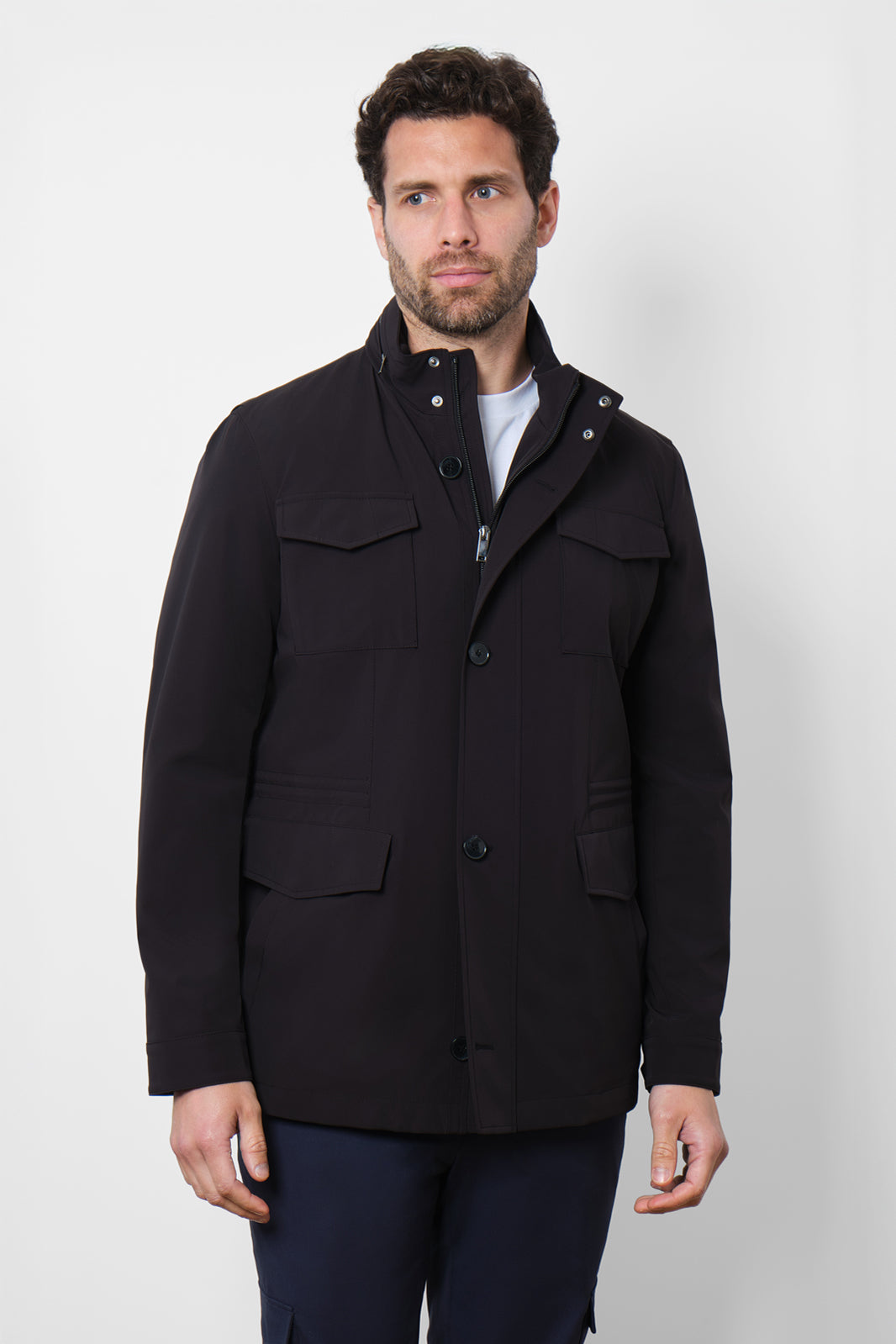 Cette veste est conçue pour vous protéger des éléments tout en vous gardant au sec grâce à son tissu technique et souple. Avec son col montant zippé, ses 2 poches et sa capuche dans le col, il est à la fois fonctionnel et élégant. Passer la saison avec cette veste sera dès plus agréable. Idéal pour affronter les petites pluies en restant stylé.