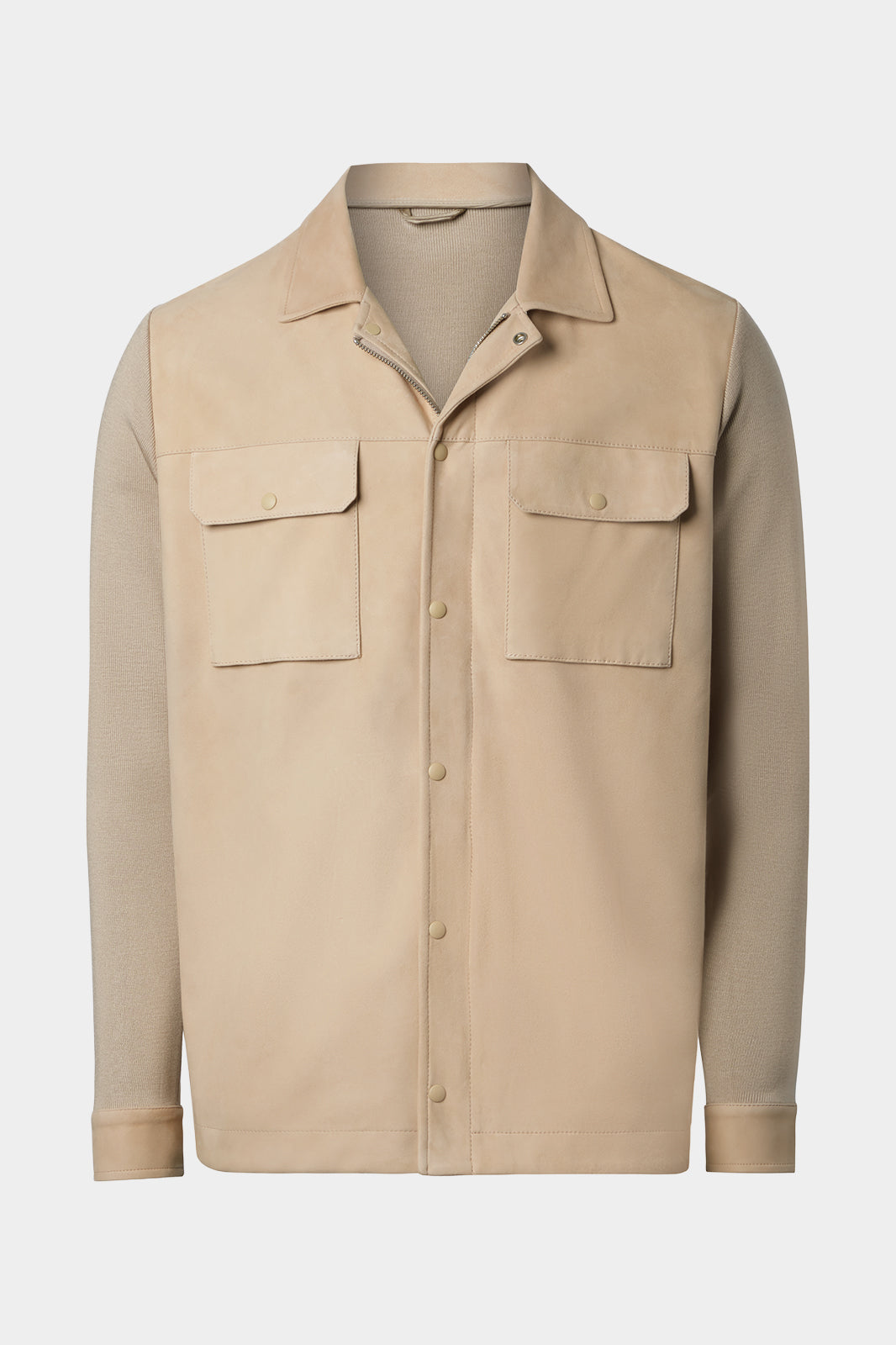 Vue sur fond blanc d'une sur-chemise beige en peau et tricot boutonnée et zippée.