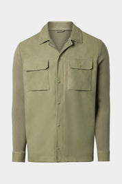Vue sur fond blanc d'une sur-chemise céladon foncé en peau et tricot boutonnée et zippée.