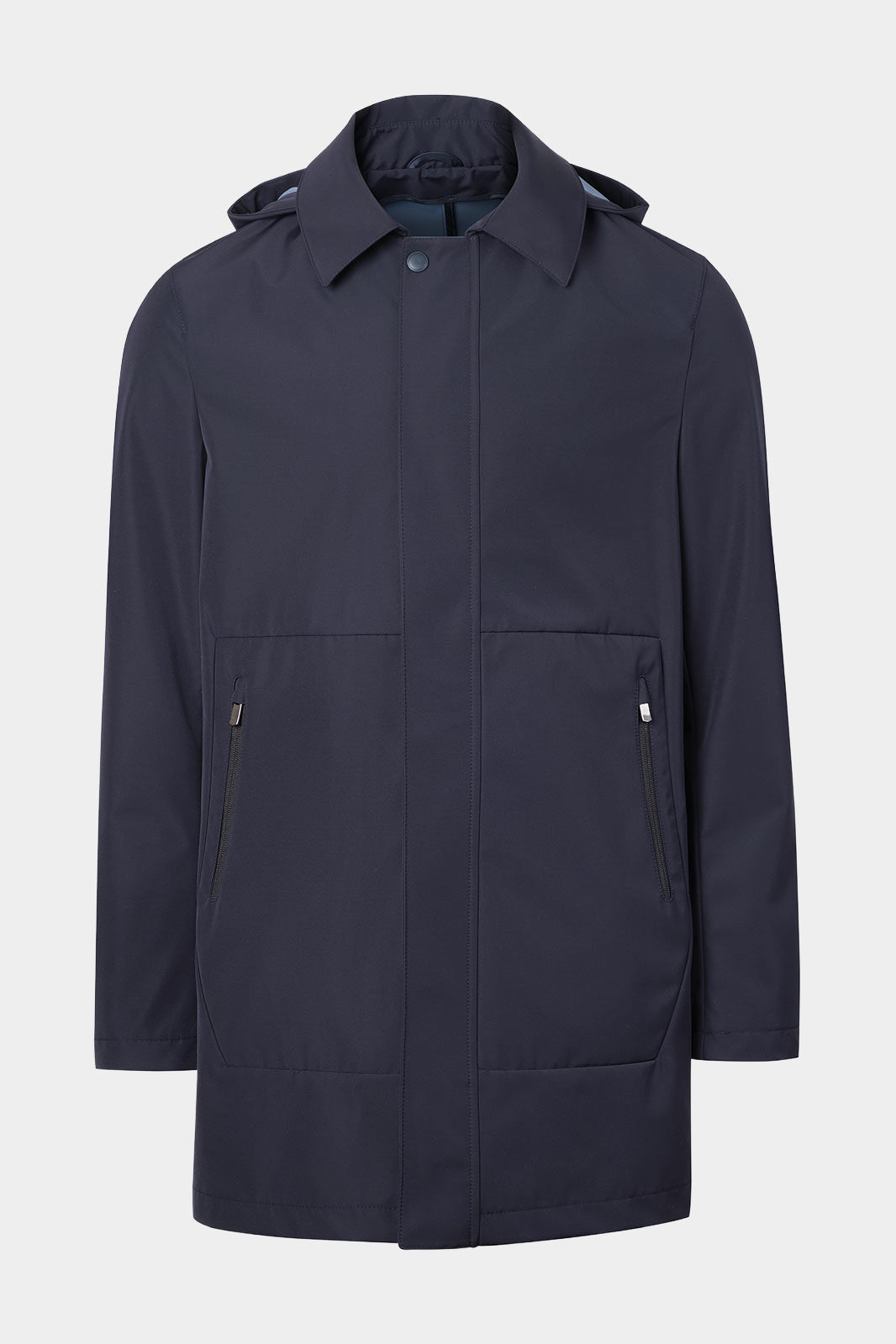 Vue sur fond blanc d'un imperméable en Marine avec le tissu Storsystem de chez Loro Piana.