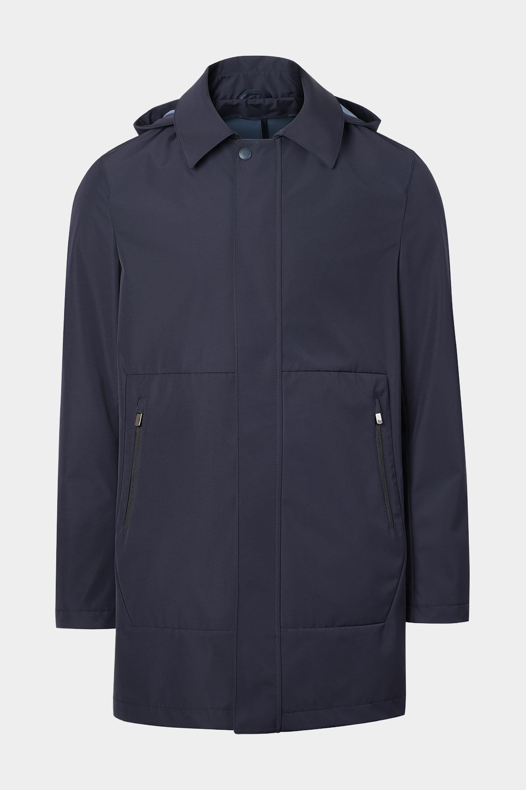 Vue sur fond blanc d'un imperméable en Marine avec le tissu Storsystem de chez Loro Piana.