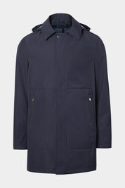Vue sur fond blanc d'un imperméable en Marine avec le tissu Storsystem de chez Loro Piana.