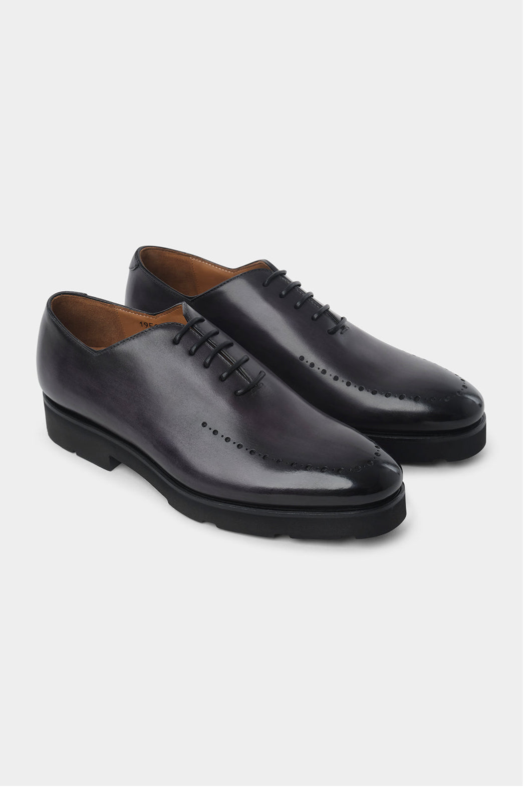 Découvrez nos Richelieu à lacets en cuir patiné gris, dotés d'une semelle épaisse, compensée et antidérapante en gomme pour un confort absolu et une adhérence optimale.