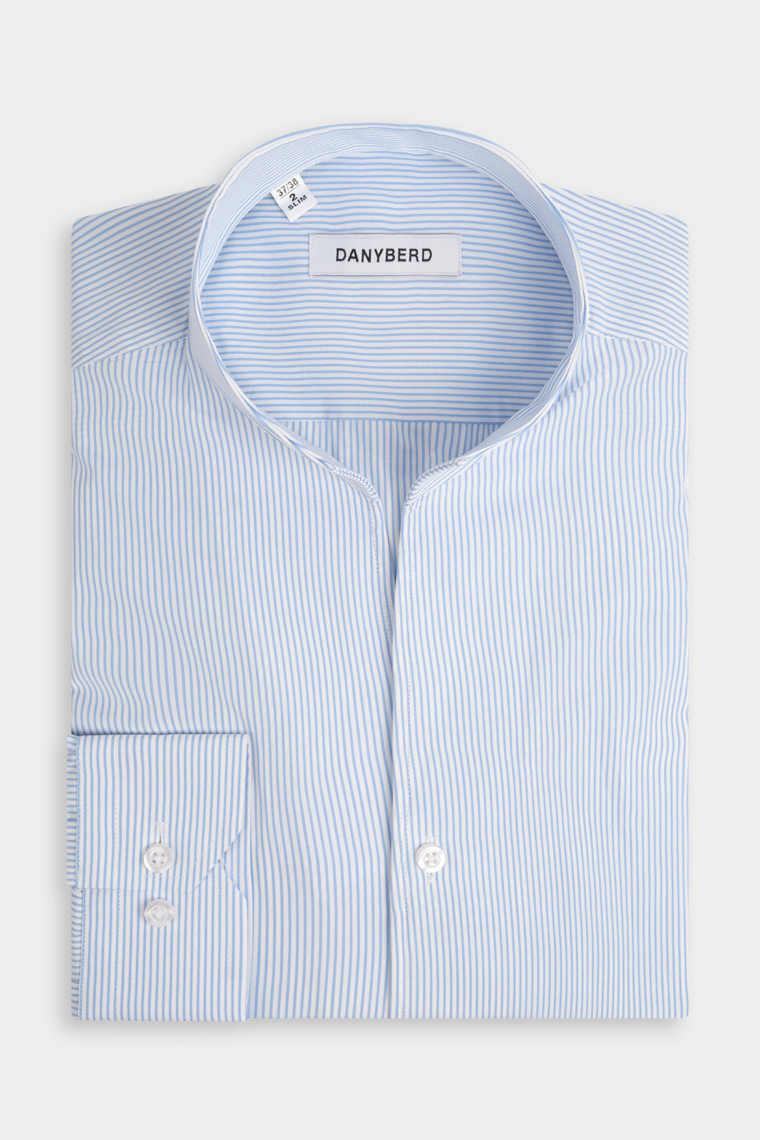 Vue sur fond blanc d'une chemise en 100% coton en col indien ou col tulipe à rayure blanche et bleu ciel.