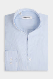 Vue sur fond blanc d'une chemise en 100% coton en col indien ou col tulipe à rayure blanche et bleu ciel.