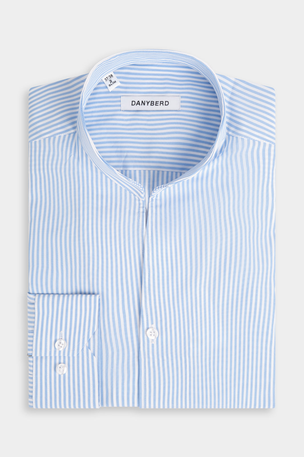 Vue sur fond blanc d'une chemise en 100% coton en col indien ou col tulipe à rayure blanche et bleu ciel.