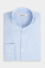 Vue sur fond blanc d'une chemise en 100% coton en col indien ou col tulipe à rayure blanche et bleu ciel.