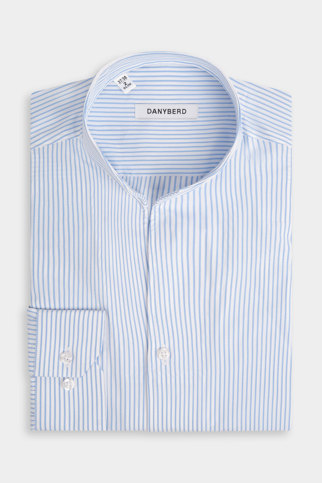 Vue sur fond blanc d'une chemise en 100% coton en col indien ou col tulipe à rayure blanche et bleu ciel.