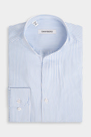 Vue sur fond blanc d'une chemise en 100% coton en col indien ou col tulipe à rayure blanche et bleu ciel.