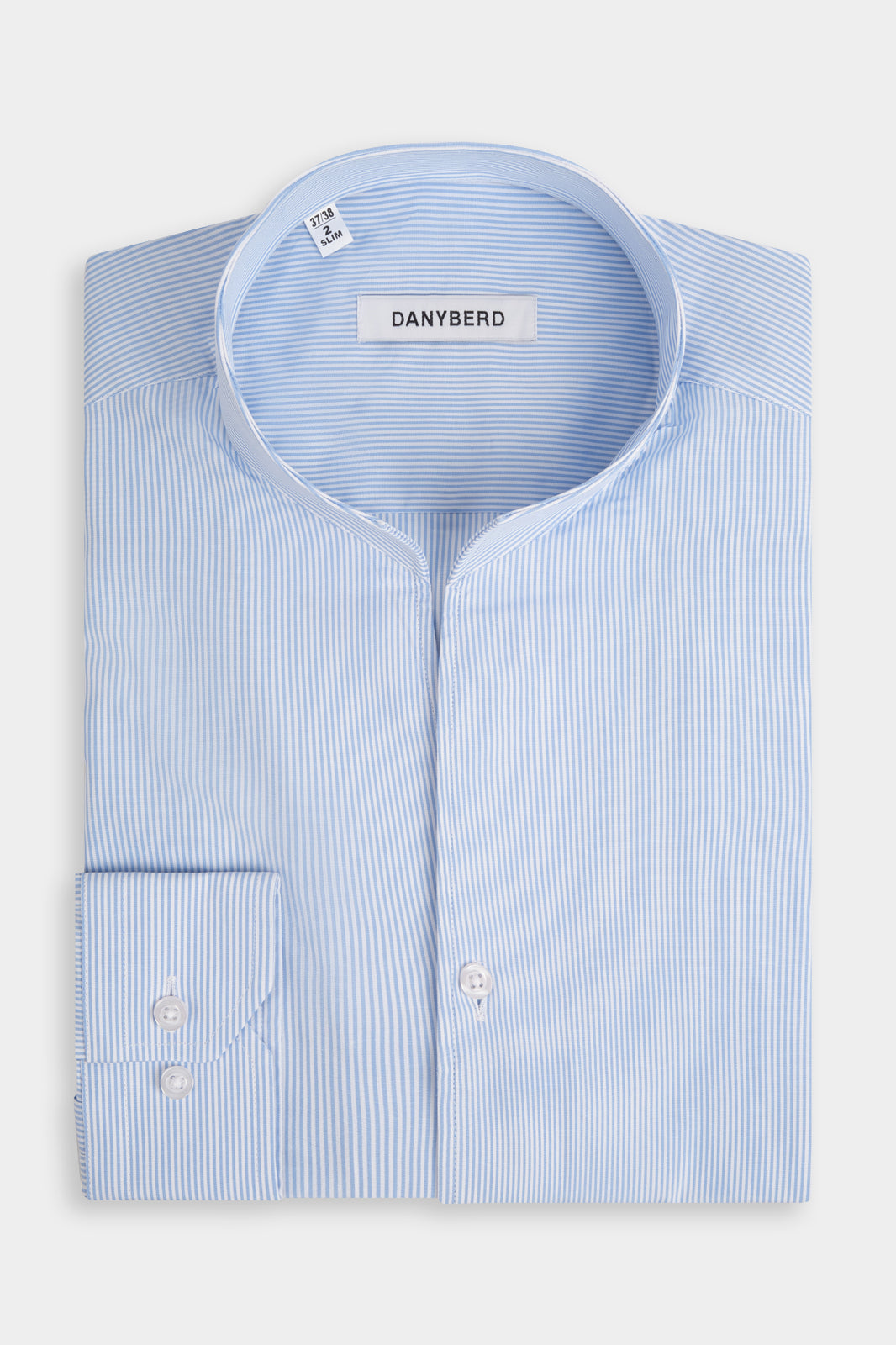 Vue sur fond blanc d'une chemise en 100% coton en col indien ou col tulipe à rayure blanche et bleu ciel.