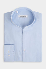 Vue sur fond blanc d'une chemise en 100% coton en col indien ou col tulipe à rayure blanche et bleu ciel.