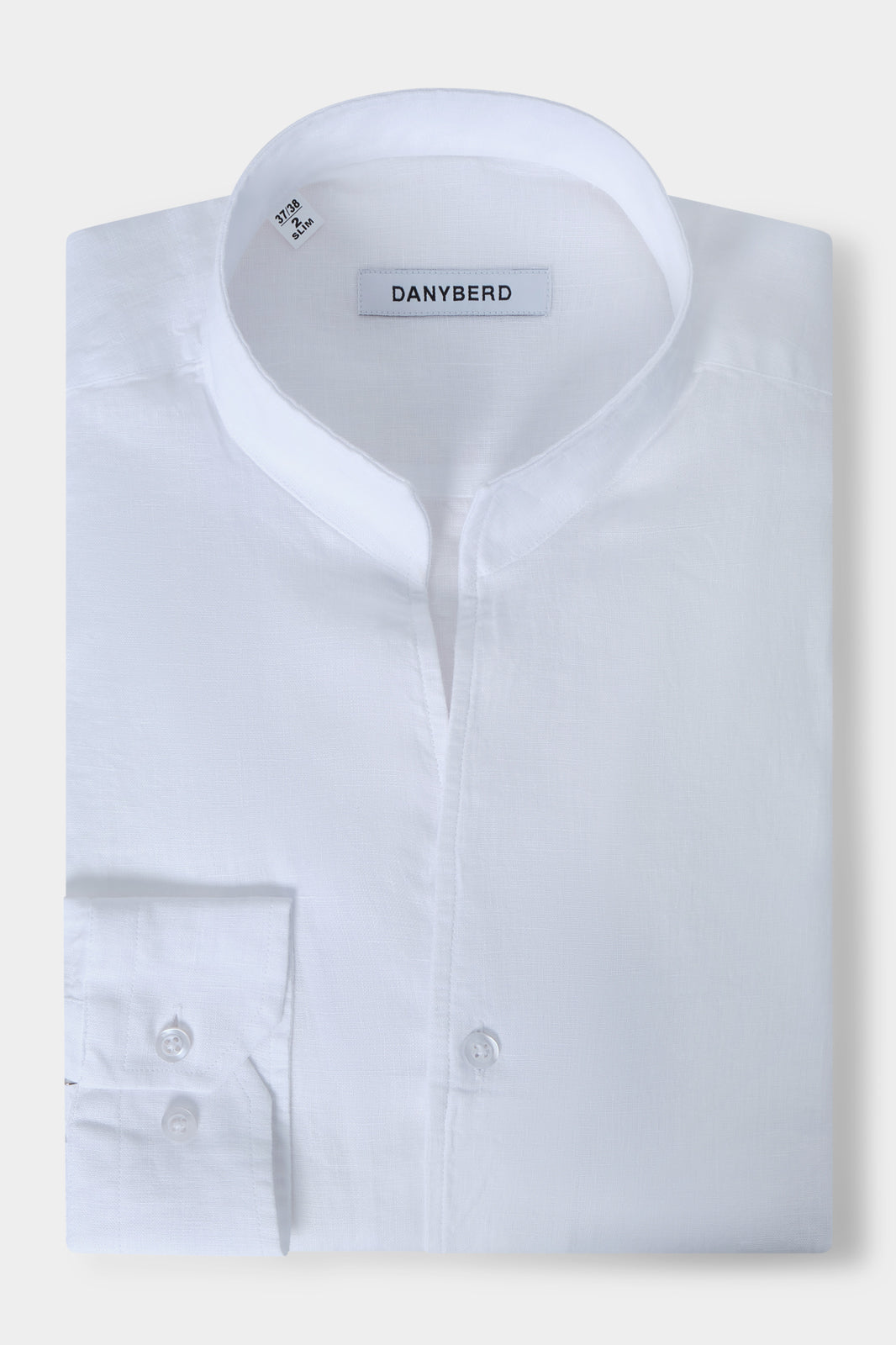 Photo d'une chemise en lin blanche à col indien ou col tulipe et poignets boutonnés sur fond blanc