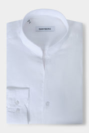 Photo d'une chemise en lin blanche à col indien ou col tulipe et poignets boutonnés sur fond blanc