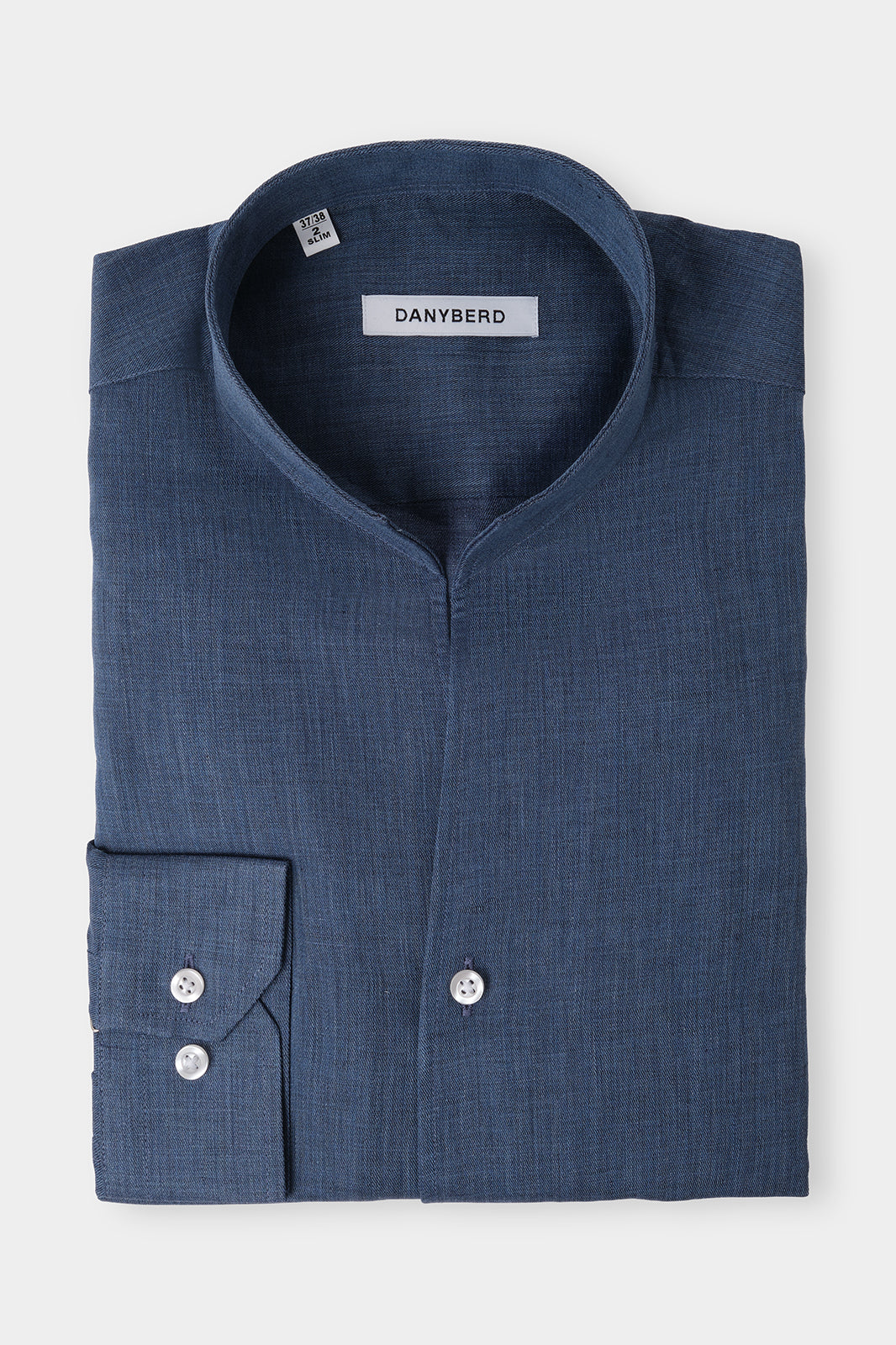 Vue sur fond blanc chemise col indien en coton et lin en bleu nuit.