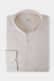 Ressentez le confort absolu avec notre chemise en lin et coton à col indien et poignets boutonnés. Son tissu léger et souple offre un confort inégalé grâce à sa composition en coton d'Italie.
