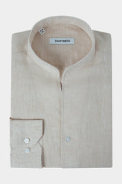 Vue sur fond blanc d'une chemise col indien ou col tulipe en 100% lin beige.