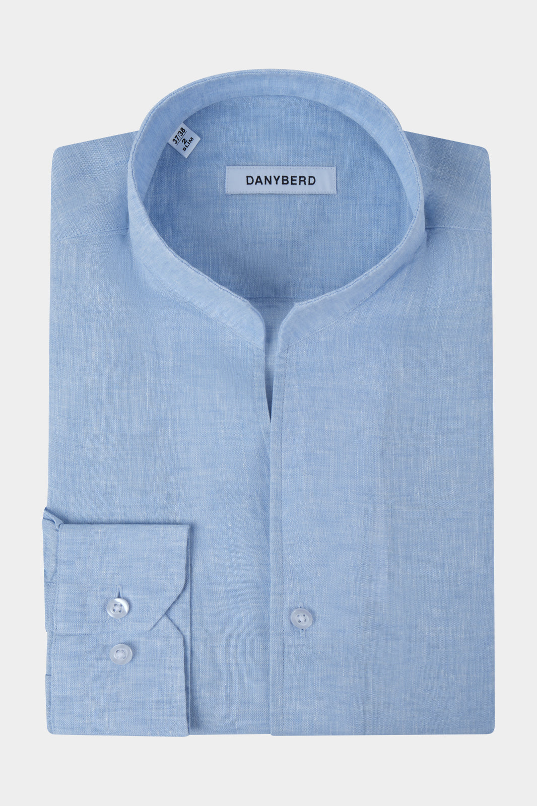 Vue sur fond blanc d'une chemise col indien ou col tulipe en 100% lin bleu ciel