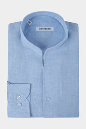 Vue sur fond blanc d'une chemise col indien ou col tulipe en 100% lin bleu ciel