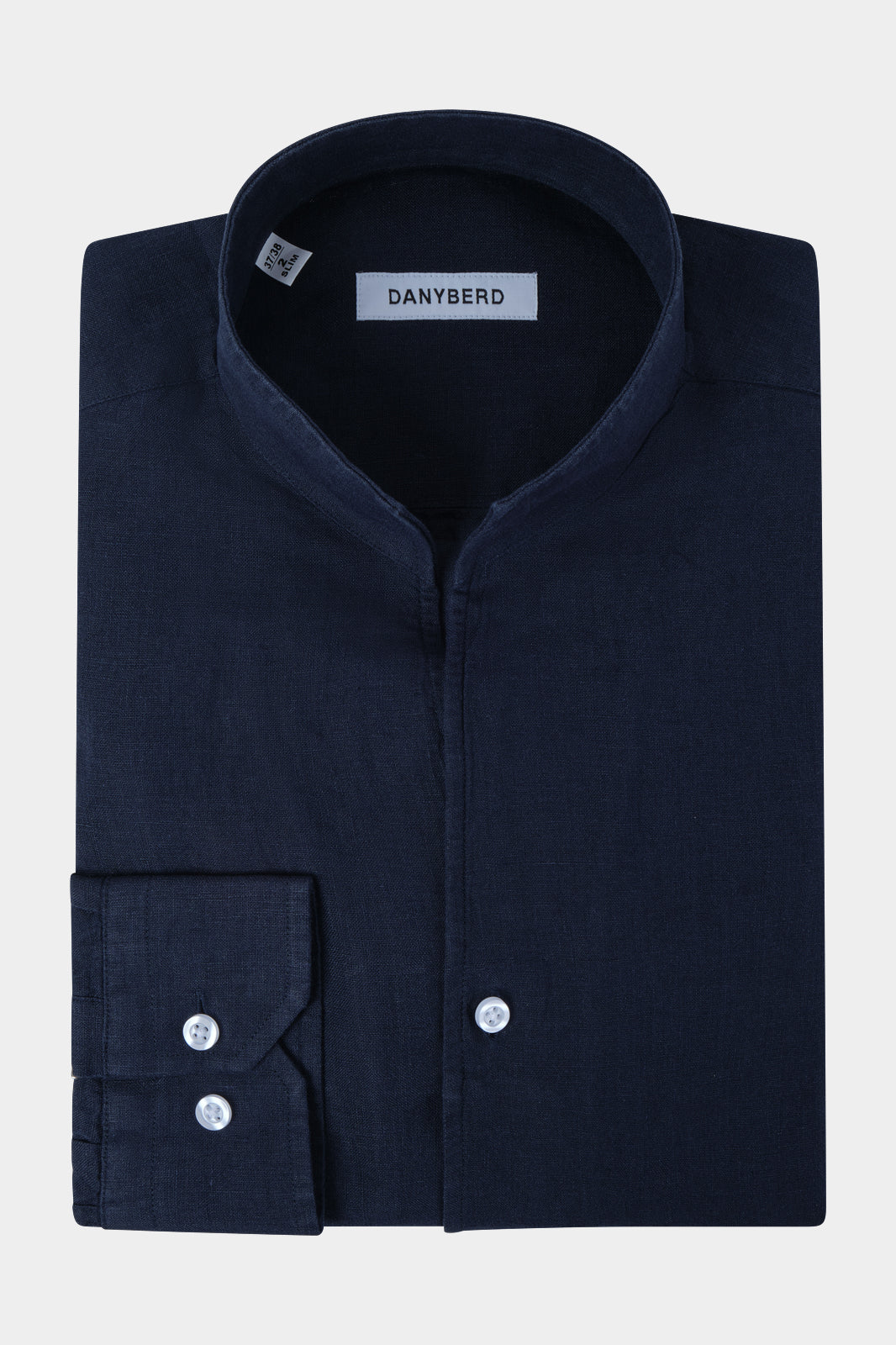 Vue sur fond blanc d'une chemise en col indien ou col tulipe en 100% lin en marine.
