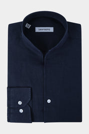 Vue sur fond blanc d'une chemise en col indien ou col tulipe en 100% lin en marine.