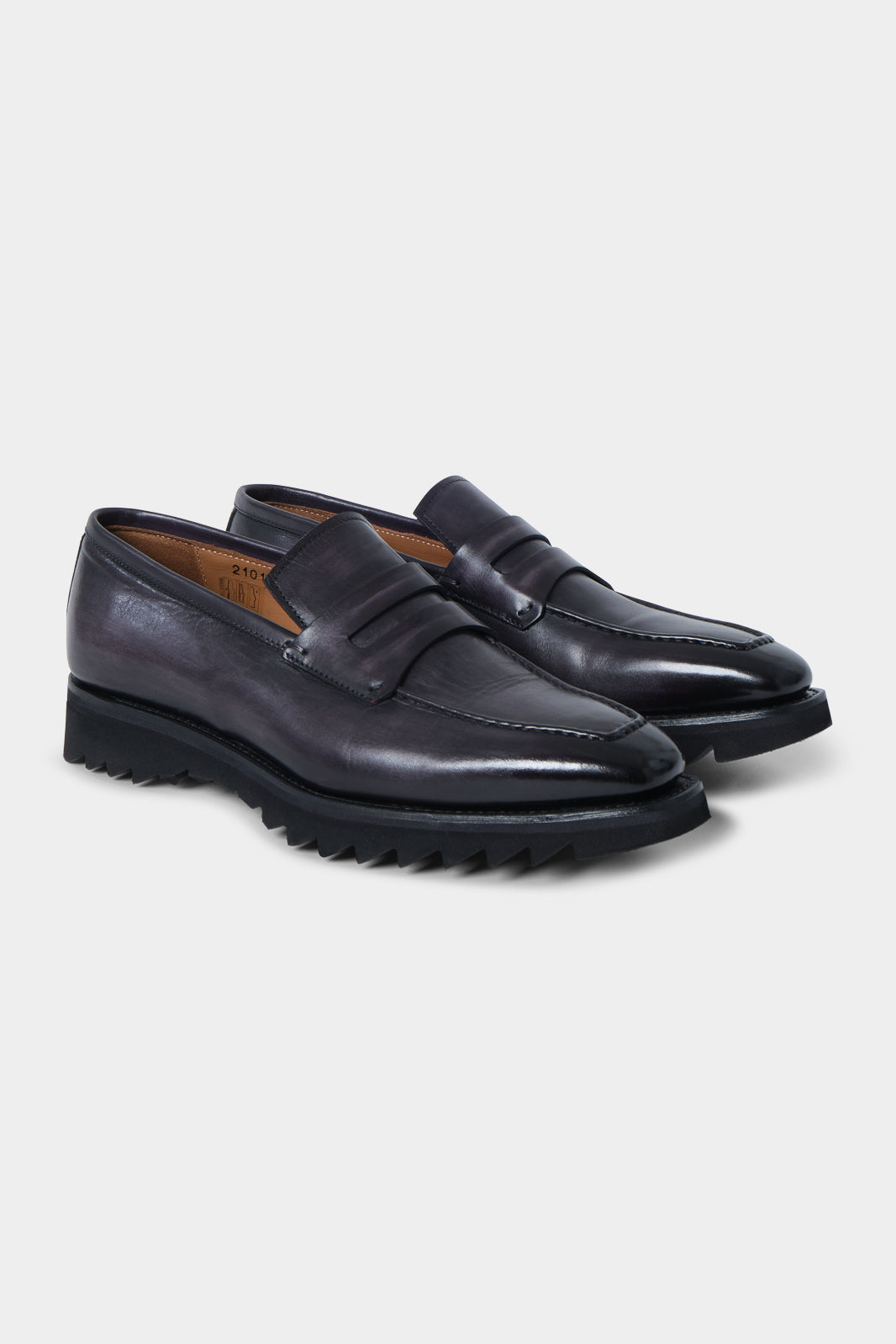 Photo de nos mocassins en cuir patiné gris, dotés d'une semelle crantée antidérapante en gomme pour un confort absolu et une adhérence optimale. Leur bout carré et leur style original en font un intemporel à porter avec tout