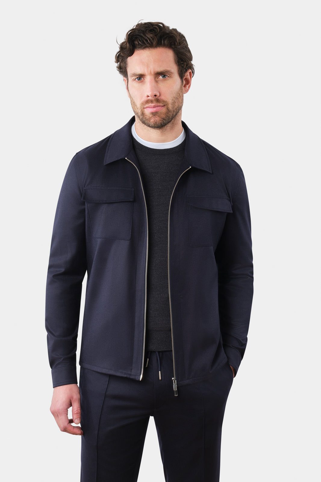 Vue sur fond blanc d'un blouson marine en 100% flanelle à zip avec 2 poches poitrine plaquées et 2 poches latérales.