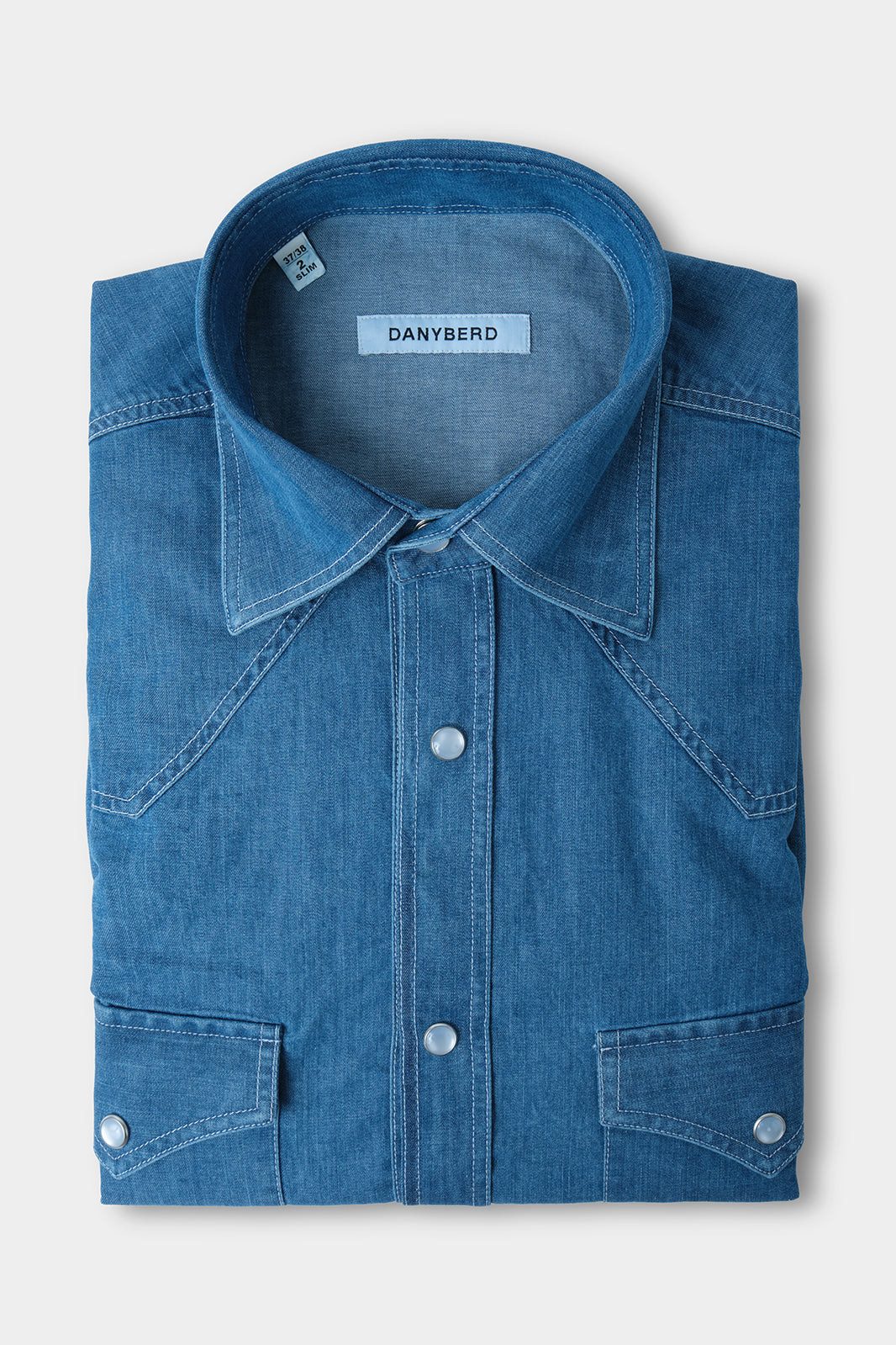Appréciez le look de notre chemise en 100% coton à col indien et poignets boutonnés. Vous ne verrez pas cette chemise sur tout le monde, elle se porte sans cravate mais avec beaucoup de style. Elle est idéale sous toutes les formes de costumes et sur pantalon à patte de serrage. 