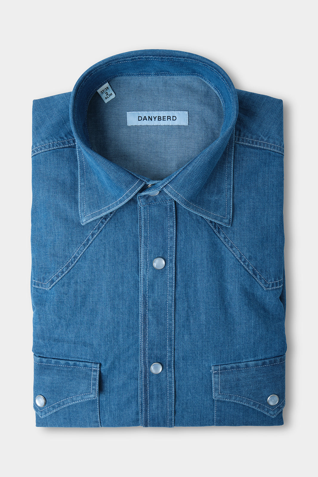 Appréciez le look de notre chemise en 100% coton à col indien et poignets boutonnés. Vous ne verrez pas cette chemise sur tout le monde, elle se porte sans cravate mais avec beaucoup de style. Elle est idéale sous toutes les formes de costumes et sur pantalon à patte de serrage. 