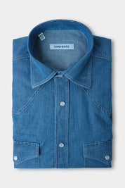 Appréciez le look de notre chemise en 100% coton à col indien et poignets boutonnés. Vous ne verrez pas cette chemise sur tout le monde, elle se porte sans cravate mais avec beaucoup de style. Elle est idéale sous toutes les formes de costumes et sur pantalon à patte de serrage. 