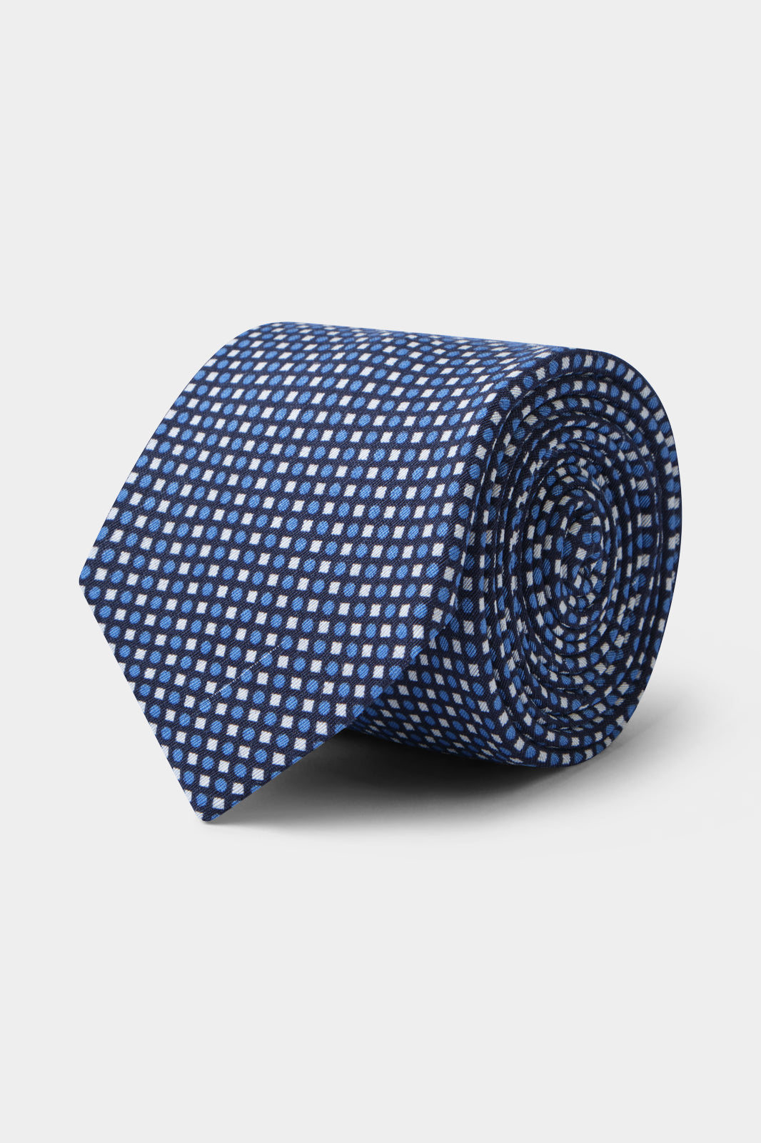 Il y a les puristes qui ne peuvent porter un costume sans cravate, et il y a ceux qui attendent les grandes occasions. Dans tous les cas, la cravate est l'accessoire masculin numéro par définition.