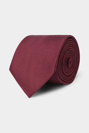 Il y a les puristes qui ne peuvent porter un costume sans cravate, et il y a ceux qui attendent les grandes occasions.