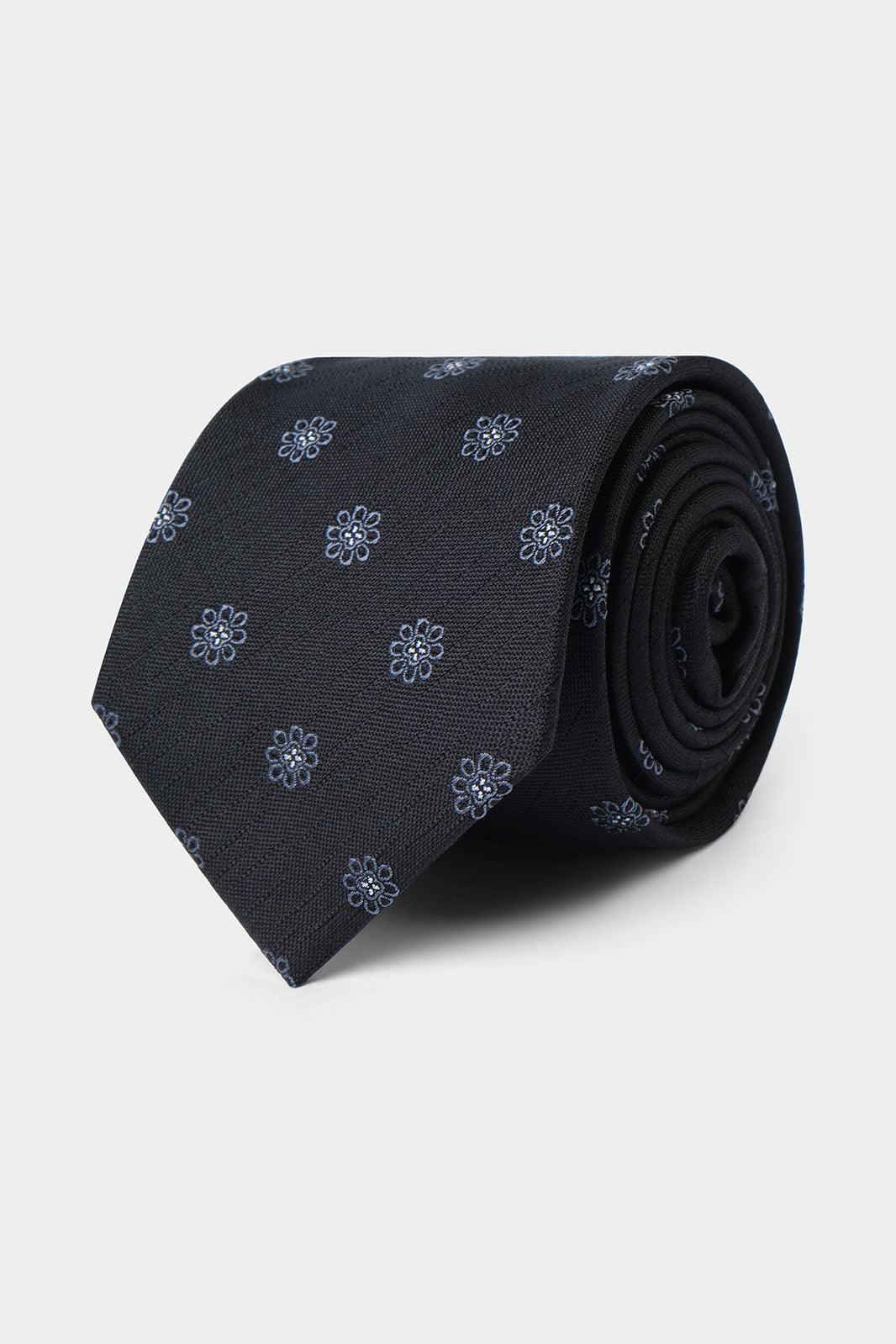 Il y a les puristes qui ne peuvent porter un costume sans cravate, et il y a ceux qui attendent les grandes occasions. Dans tous les cas, la cravate est l'accessoire masculin numéro par définition.