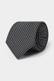 Il y a les puristes qui ne peuvent porter un costume sans cravate, et il y a ceux qui attendent les grandes occasions. Dans tous les cas, la cravate est l'accessoire masculin numéro par définition.
