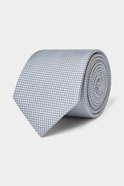 Il y a les puristes qui ne peuvent porter un costume sans cravate, et il y a ceux qui attendent les grandes occasions. Dans tous les cas, la cravate est l'accessoire masculin numéro par définition.