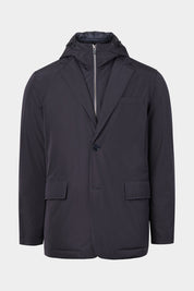 Vue sur fond blanc d'un manteau pour homme marine avec doublure et capuche amovible en tissu technique.