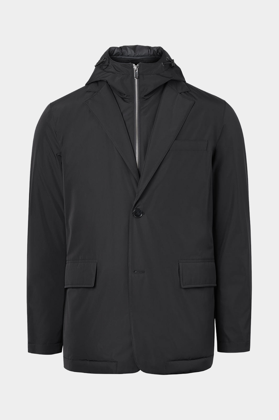 Vue sur fond blanc d'un manteau pour homme noir avec doublure et capuche amovible en tissu technique.