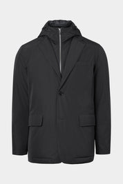 Vue sur fond blanc d'un manteau pour homme noir avec doublure et capuche amovible en tissu technique.