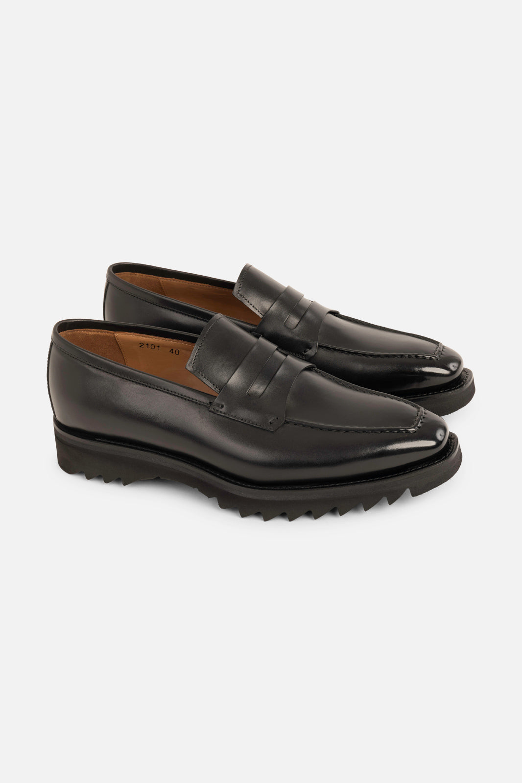 Vue sur fond blanc d'un mocassin en cuir noir avec semelle crantée et anti dérapante.